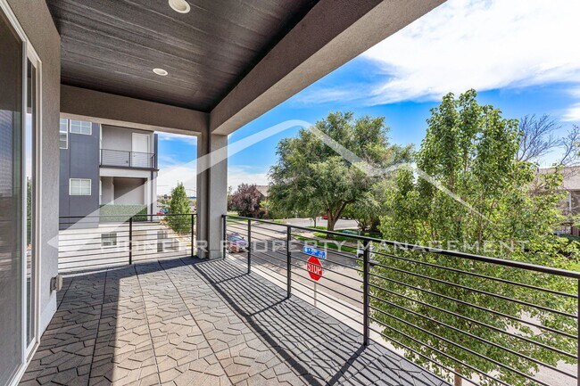 Building Photo - Fantastic Townhome with Central AC and 2 Car Garage!