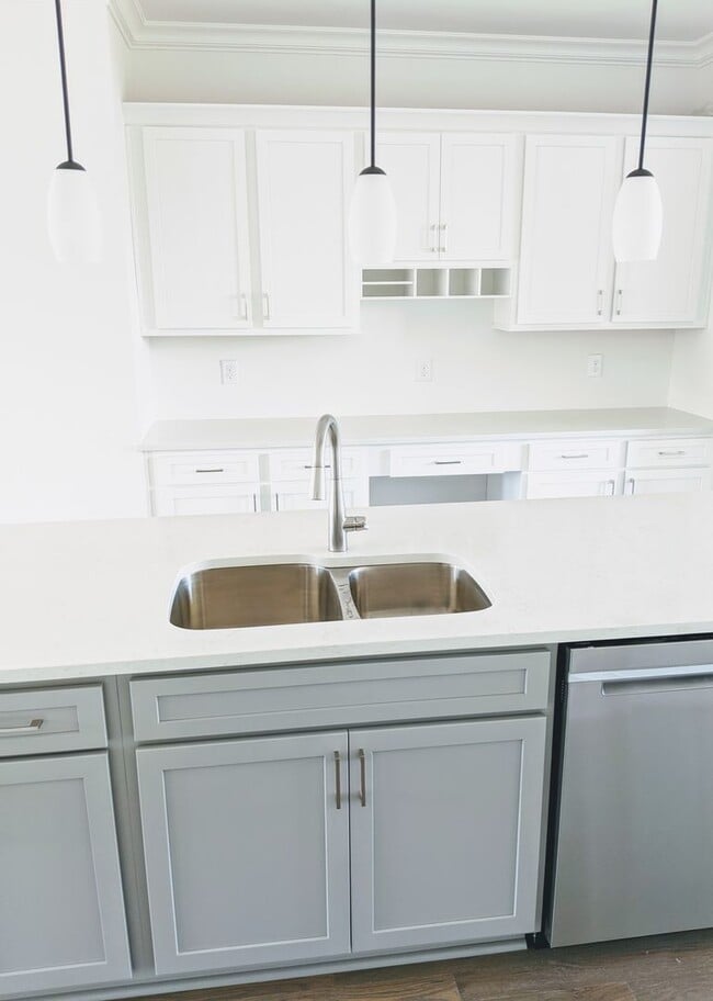 Building Photo - Luxury Town Home - Williamson County - End Unit