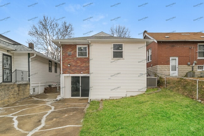 Building Photo - 6926 Greenway Ave