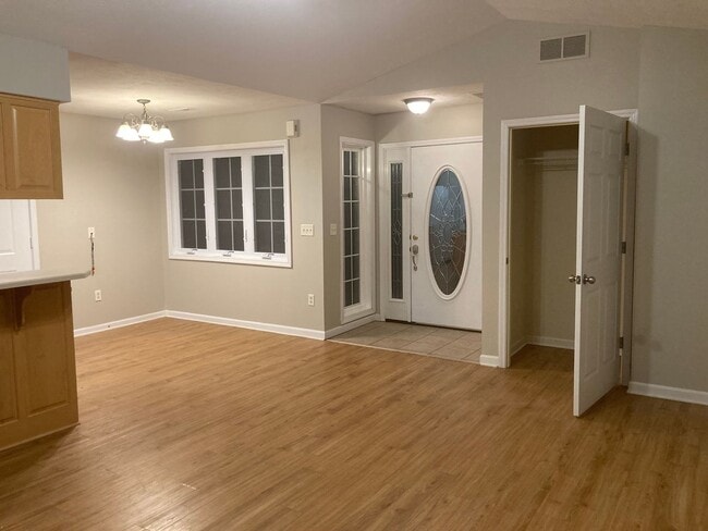 Building Photo - LOCATION LOCATION Location!  Close to Baptist Health Hospital, Shopping, & More