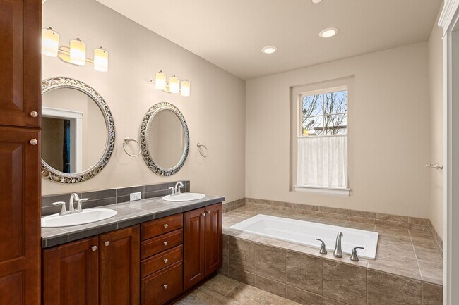 Building Photo - Luxury 3-bedroom, 3.5 Bath Row Home for Rent in Villebois Village Center