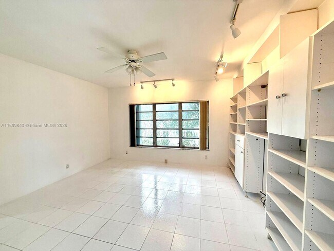 Building Photo - 9200 W Bay Harbor Dr