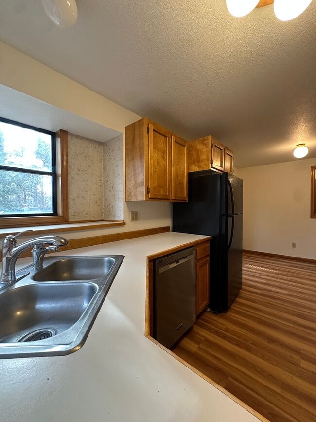 Building Photo - Updated SW Bend Home with Large Backyard!