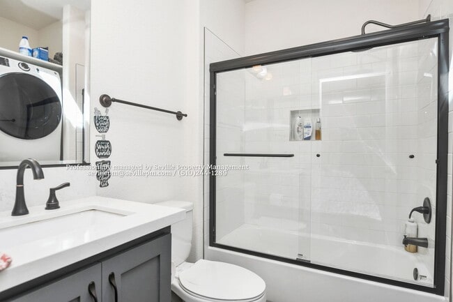 Building Photo - NEWER 2 BR/1 BA detached 1-story unit available soon@