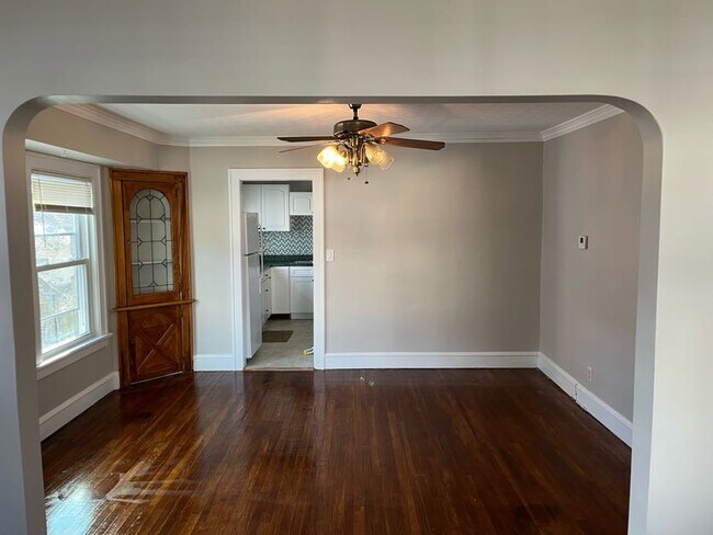 Building Photo - 1568 Larchmont Ave