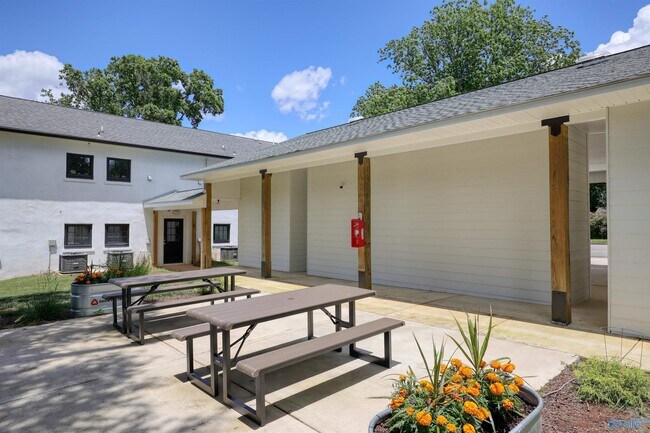 Building Photo - 1122 NE Wellman Ave
