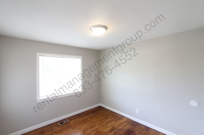 Building Photo - 3 Bedroom, 1.5 Bath! New on the Market and...