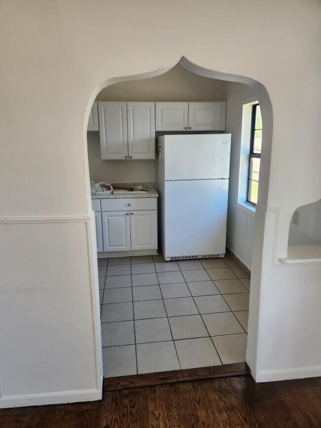 Building Photo - 1223 N Chautauqua Ave