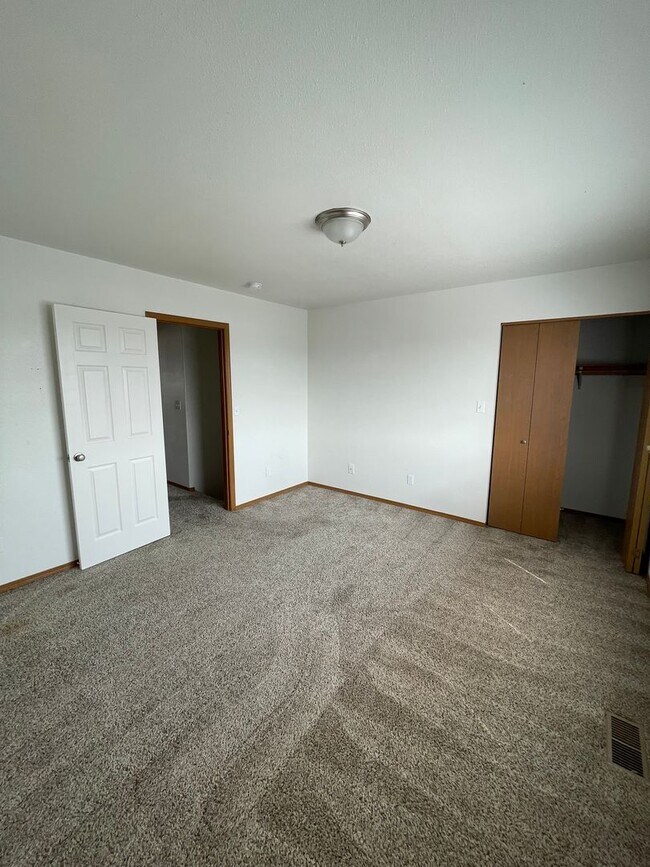 Building Photo - 1308/1310 W Lakeside Dr