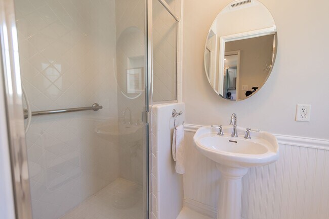 Building Photo - 401 Crestview Dr