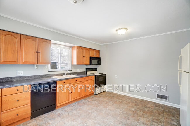 Building Photo - 1133 N Byrne Rd