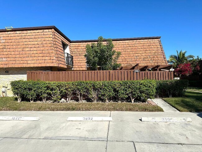 Building Photo - 1006 10th Ln