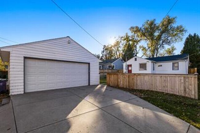 Building Photo - Stylish 3-Bed Home with Finished Basement!