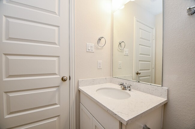 Building Photo - 27927 Western Crk Ct