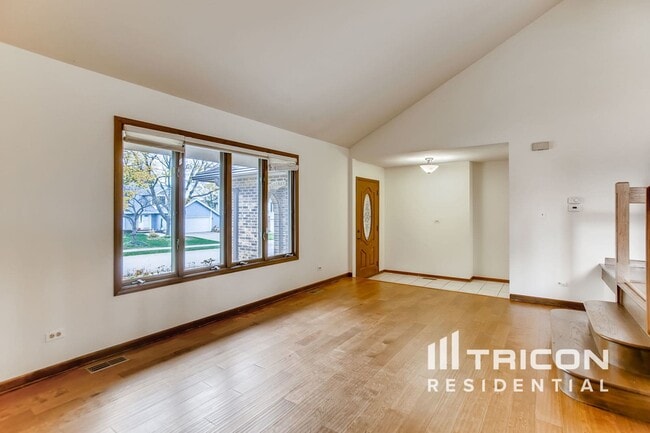 Building Photo - 2479 Lakeside Dr