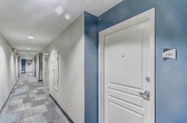 Building Photo - 300 W Beech St