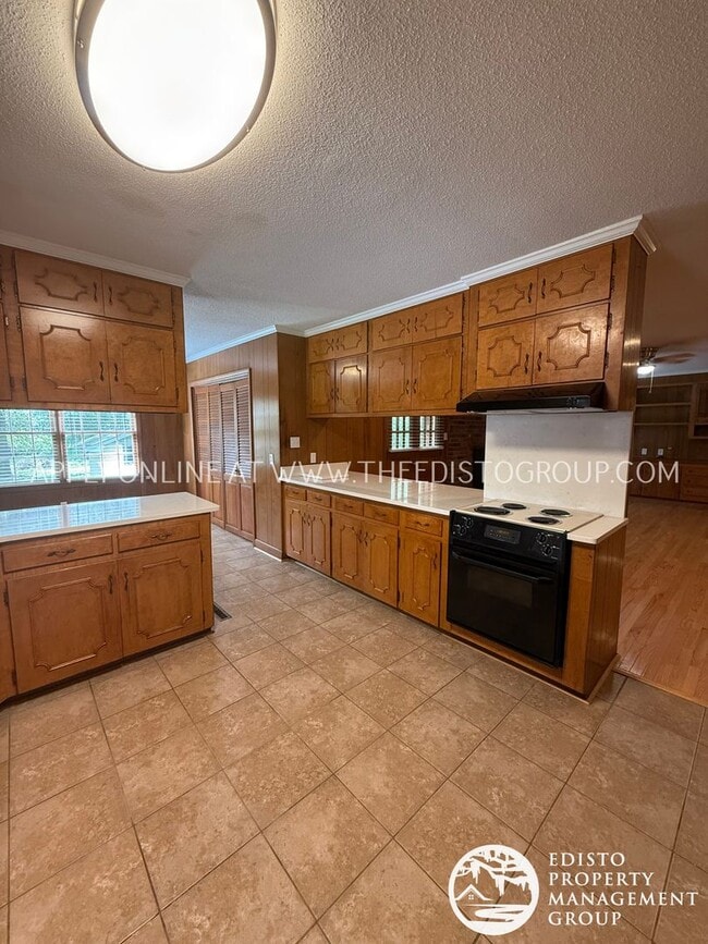 Building Photo - Charming Country Living with Modern Comforts