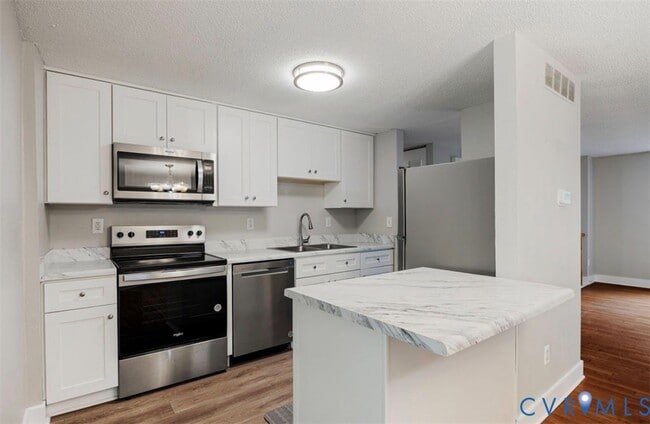 Building Photo - 5712 Willowbranch Dr