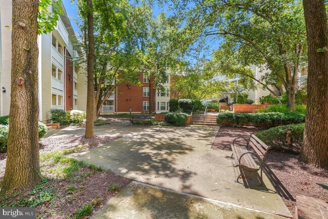 Building Photo - 1524 Lincoln Way