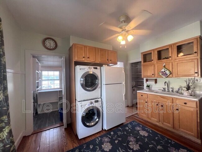 Building Photo - 774 W 51st St