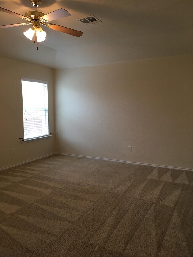 Building Photo - 105 E Great Plains Trail