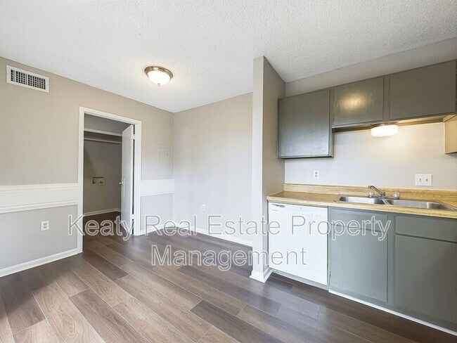 Building Photo - 301 Cougar Ridge
