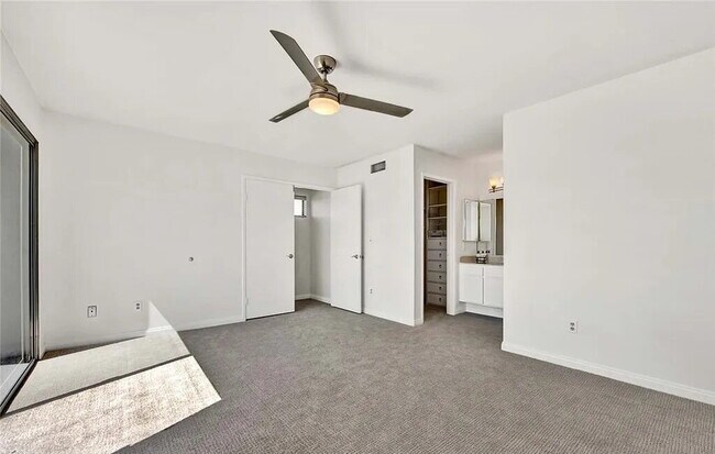 Building Photo - Sophisticated Space Designed for Comfort