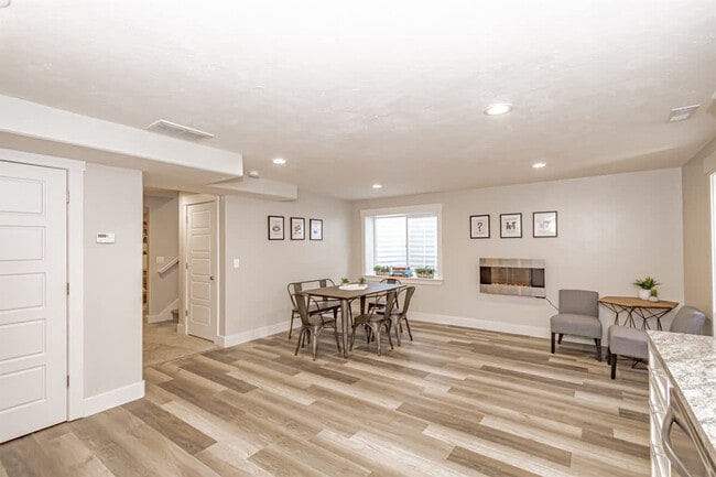 Building Photo - 1120 Monroe Dr