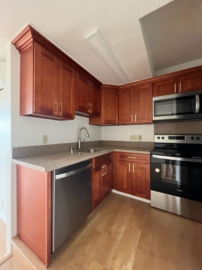 Building Photo - Quiet Spacious Unit $2,800 2/2/1 available...