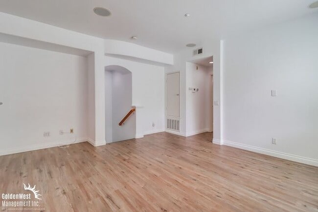 Building Photo - Charming 2Bdm 2Ba Tri-Level Condo in Otay ...