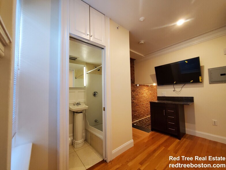 Building Photo - 1616 Beacon St