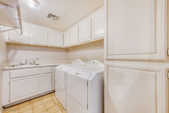 Building Photo - 395 Chadwick Cir