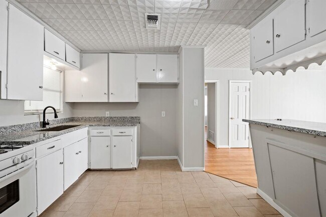 Building Photo - 718 Horncastle St