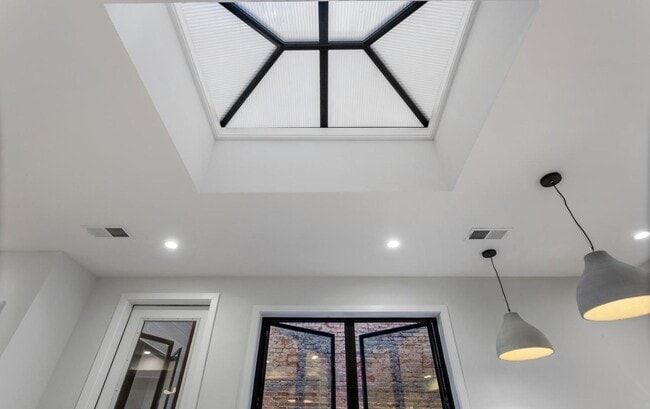 Building Photo - 2248 Ontario Rd NW