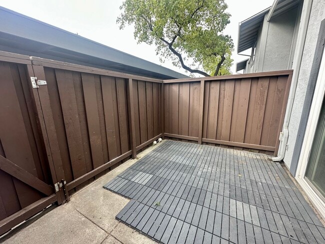 Building Photo - 2 Bed (Both are Master-Suites) and 2.5 Bat...