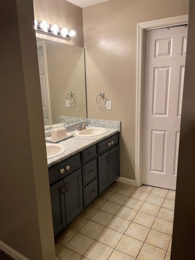 Building Photo - Beautiful home off Knights Academy