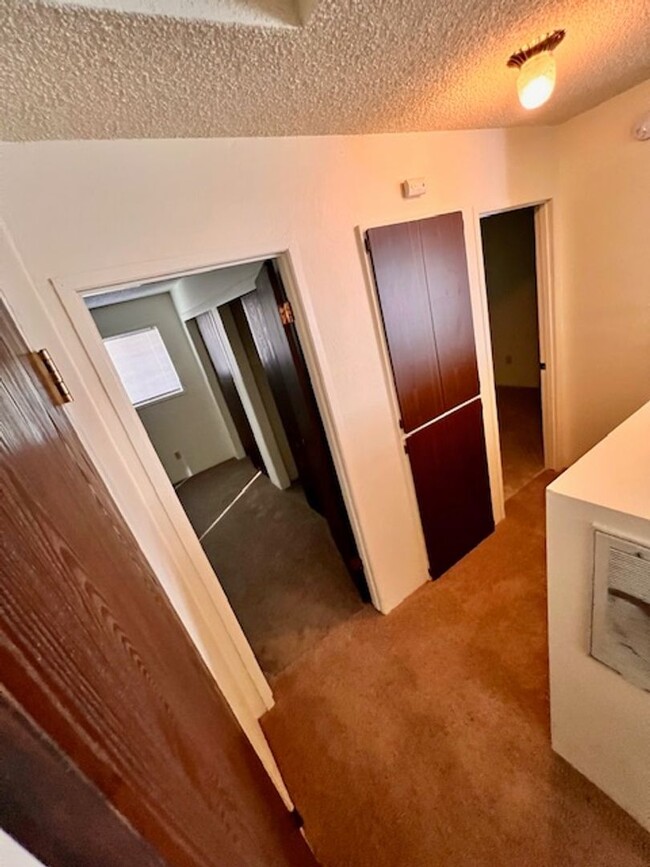 Building Photo - Spacious 2 Bedroom, 1.5 Bath Triplex in Cl...