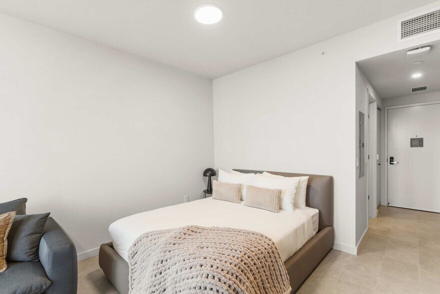 Building Photo - 121 NE 5th St