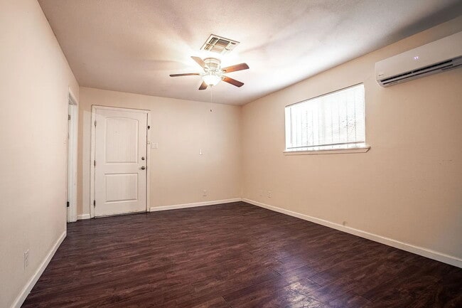 Building Photo - Cozy 1 Bed, 1 Bath Duplex A Block From Woo...
