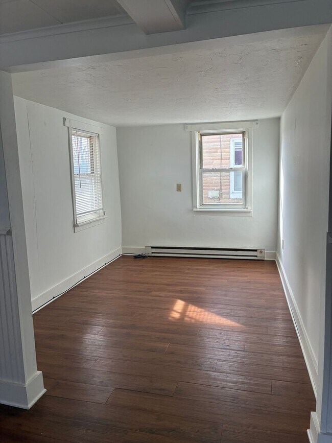 Building Photo - 251 Narrow Dr