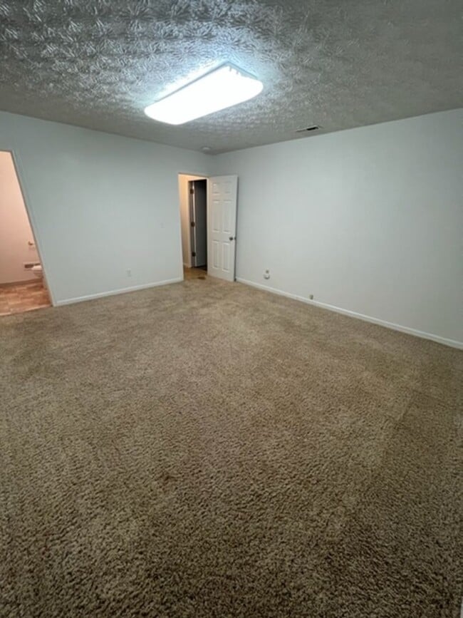 Building Photo - Gorgeous Eagle River Home w/ Open Concept Layout!