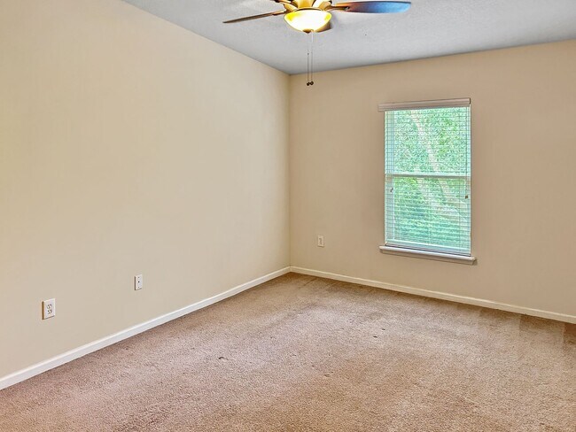 Building Photo - 2 Bed 2 Bath Condo in Gated Community with Balcony Views! Plenty of Amenities, Washer & Dryer and...