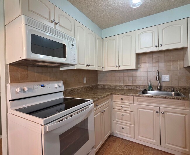 Building Photo - Great 3 Bedroom Townhouse In Aurora!