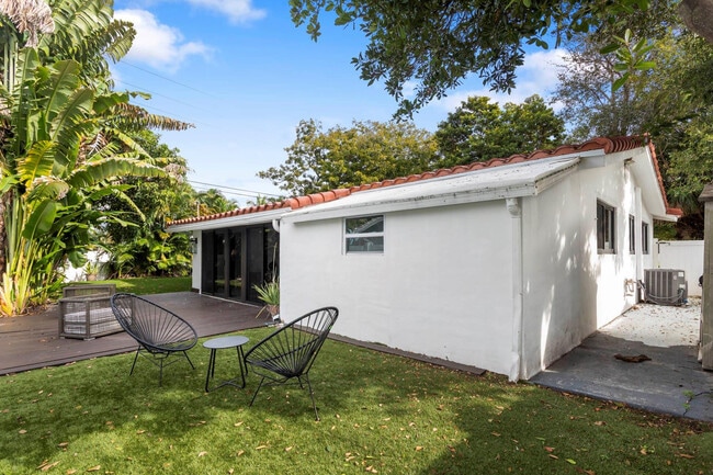 Building Photo - 715 NE 25th Ave