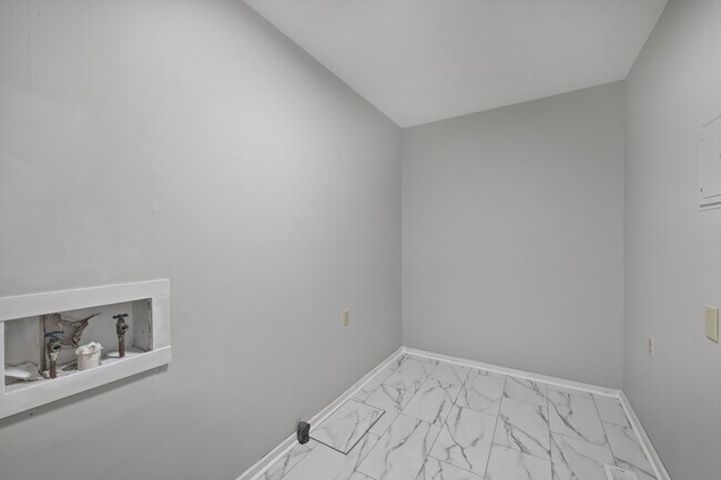 Building Photo - 2840 Edsel Pl
