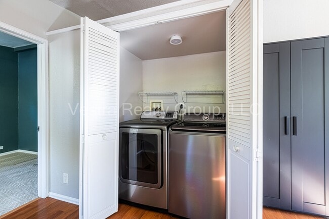 Building Photo - 2245 S King St