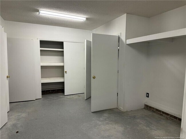 Building Photo - 1601 Blue Springs Rd