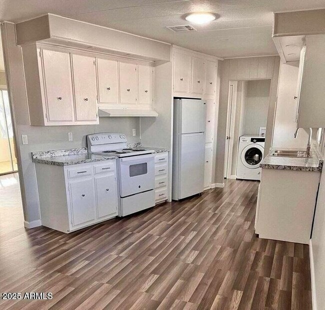 Building Photo - 2501 W Wickenburg Way