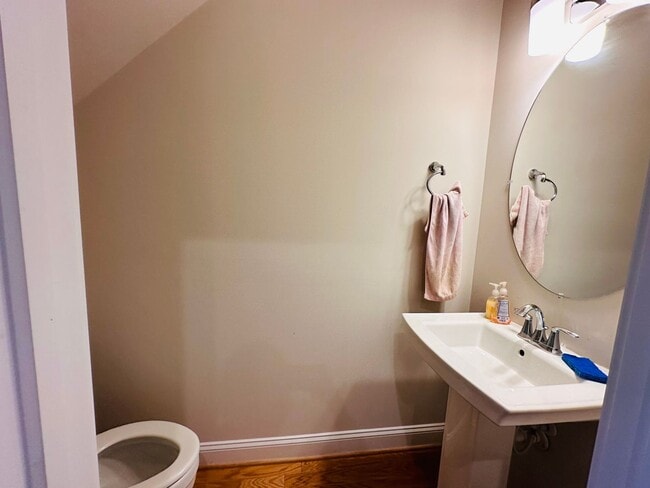 Building Photo - Modern 3 Bedroom, 2.5 Bath Townhouse