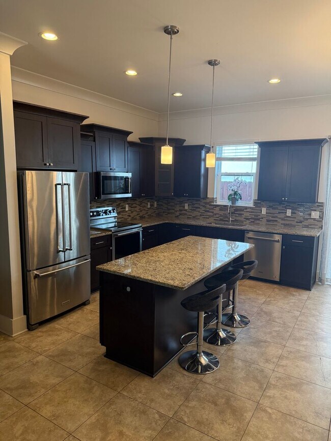 Building Photo - Updated Townhouse in Destin with Garage!